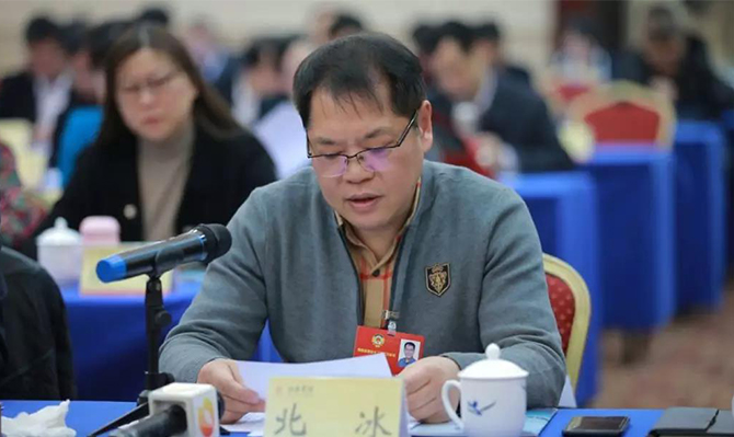 “建言資政勇?lián)?dāng)，一枝一葉總關(guān)情”——“明星”委員北冰出席省政協(xié)十二屆二次會(huì)議后記