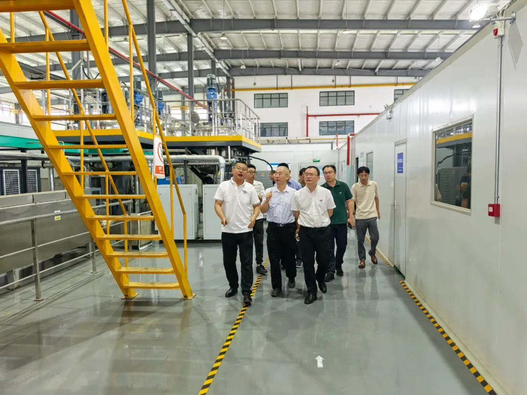 調(diào)研組參觀武漢經(jīng)開區(qū)中試基地.jpg 調(diào)研組參觀武漢經(jīng)開區(qū)中試基地.jpg